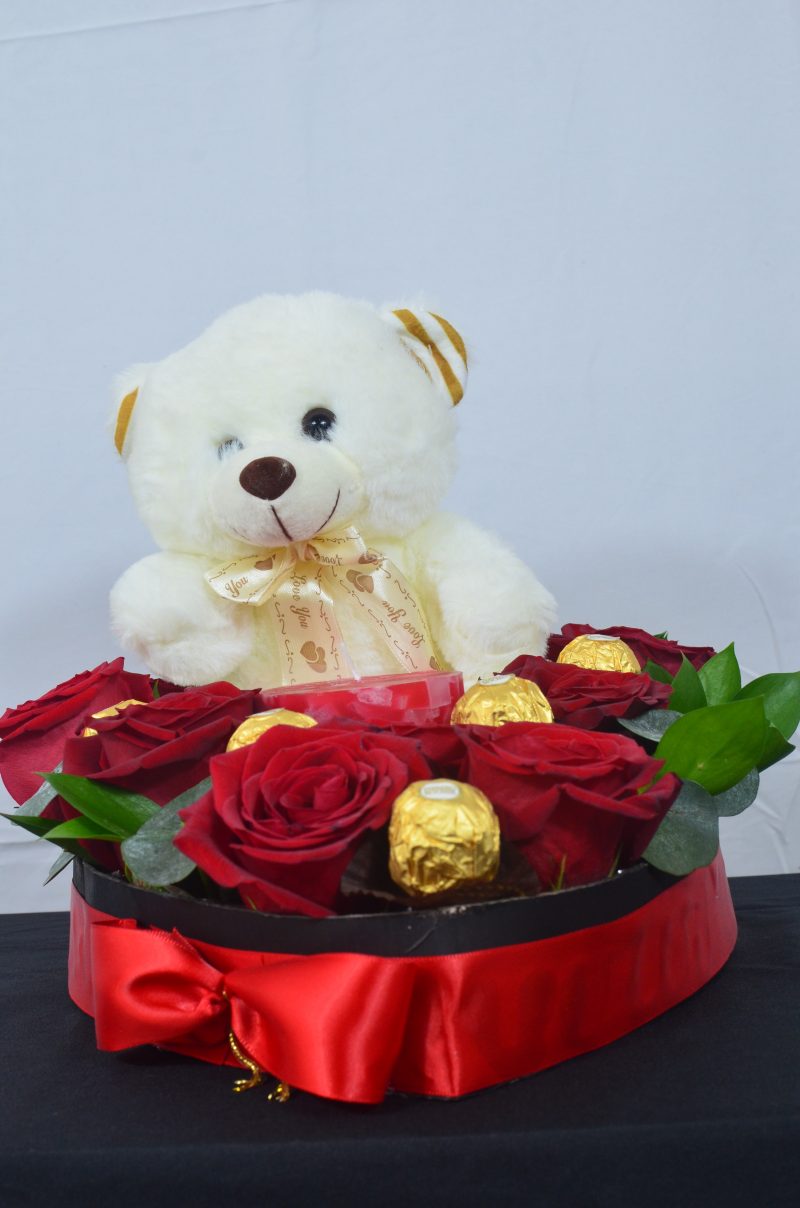 Arreglo de rosas con ferreros y peluche