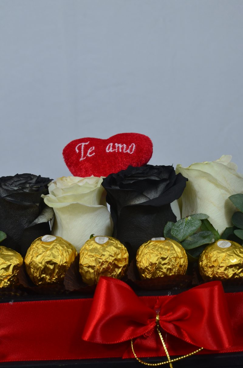 Arreglo de rosas blancas y negras con ferreros y llavero