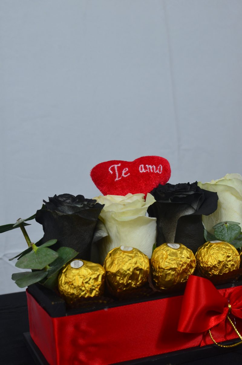 Arreglo de rosas blancas y negras con ferreros y llavero - Imagen 2