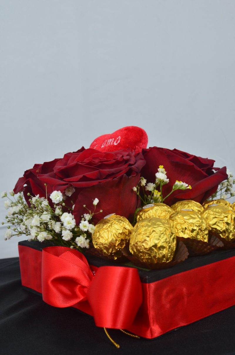 Arreglo de rosas con ferreros y llavero